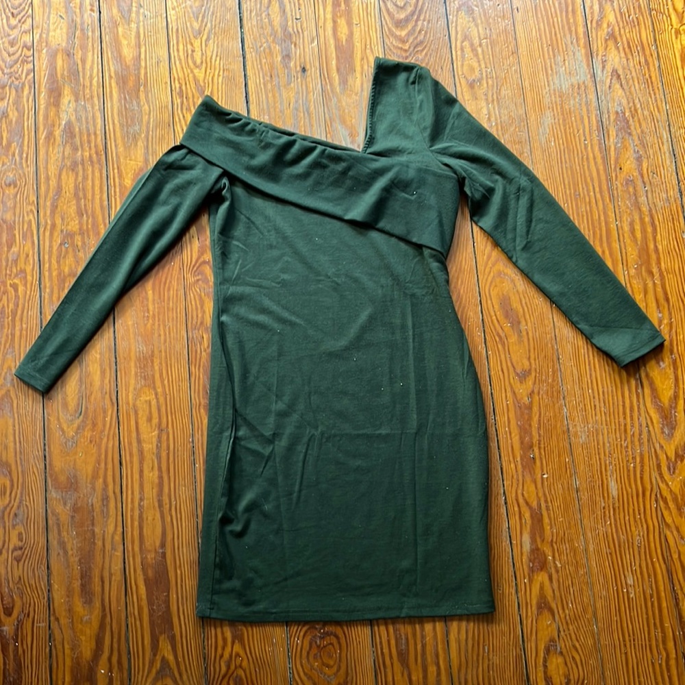 Off the shoulder green form fitting dress